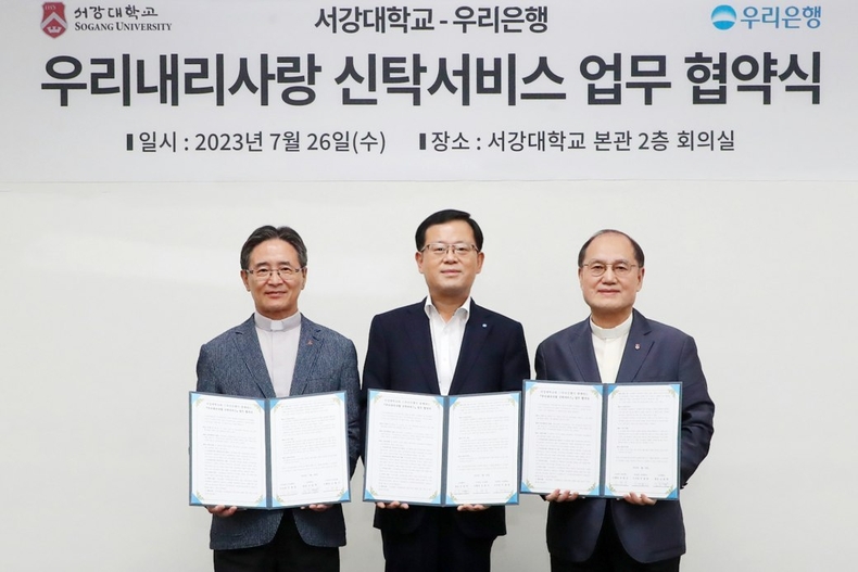 우리은행, 서강대학교와 기부문화 확산을 위한 신탁업무 협약 체결 ⓒ타임즈<br>
■ 사진설명 : 우리은행(은행장 조병규)은 지난 26일 서강대와 기부문화 확산을 위한 ‘우리내리사랑신탁서비스 공동 마케팅’ 업무협약을 체결했다. (왼쪽부터) 서강대학교 심종혁 총장, 우리은행 조병규 은행장, 서강대학교 우재명 이사장이 협약식 이후 기념사진을 촬영하고 있다.
