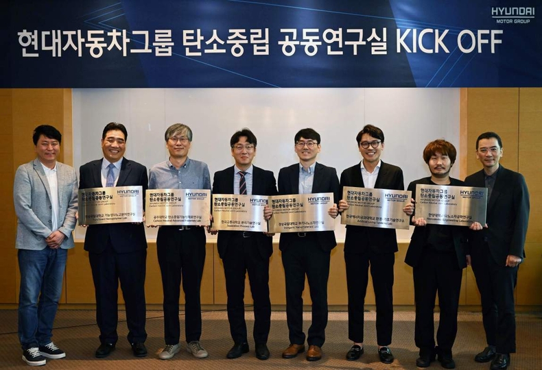 (사진) 탄소중립 공동연구실 설립 ⓒ타임즈<br>
<사진 설명> 현대차그룹, 국내 대학 5곳과 탄소중립 공동연구실 설립<br>
현대차그룹은 26일(수) 경기도 화성시에 위치한 롤링힐스 호텔에서 경상대·공주대·한국교통대·한국에너지공대·한양대 및 현대차그룹 관계자들이 모인 가운데 ‘탄소중립 공동연구실’을 설립하는 기념 행사를 가졌다.<br>
왼쪽부터 현대차·기아 기초소재연구센터장 홍승현 상무, 경상대 남상용 교수, 공주대 고영수 교수, 한국교통대 홍연기 교수, 경상대 김주영 교수, 한국에너지공대 오명환 교수, 한양대 박태주 교수, 현대엔지비 대표이사 오정훈 상무.