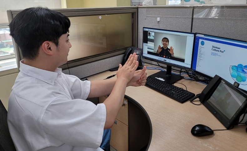 신한은행 비대면 수어 상담 서비스 확대 시행(발송) ⓒ타임즈<br>
사진설명 : 서울시 강남구 소재 신한은행 강남별관에서 ‘수어 상담 컨시어지’가 카카오톡 영상 통화로 고객과 수어 상담하는 모습
