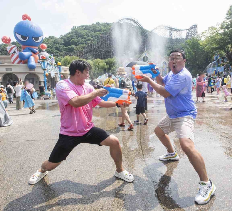 에버랜드 워터 스텔라 컬러배틀 (1) ⓒ타임즈<br>
에버랜드 카니발 광장에서는 차가운 물이 닿으면 색깔이 변하는 티셔츠를 입고 200명 물총 대결을 펼치는 '워터 스텔라 컬러배틀' 이벤트가 8월 13일까지 주말 동안 펼쳐진다.