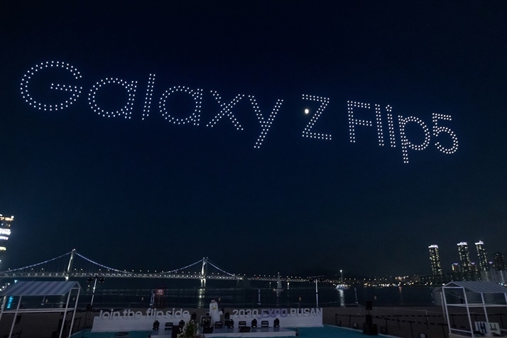 삼성전자가 28일 부산 수영구 광안리 해수욕장에서 '드론 라이트쇼(Drone Light Show)'를 진행했다. 드론은 '갤럭시 Z 플립5'·'갤럭시 Z 폴드5' 모델명과 함께 접히는 폴더블 스마트폰의 형상을 선보이며 부산 광안리 밤하늘을 밝혔다. ⓒ타임즈