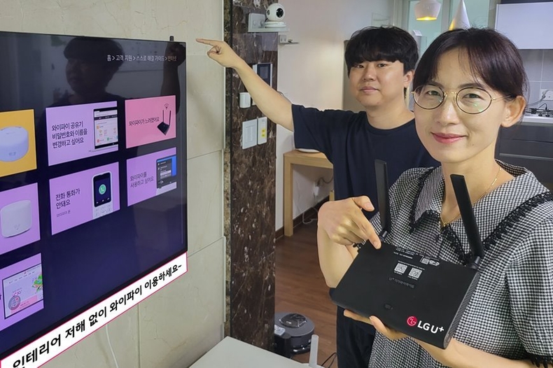 LG유플러스가 실용성과 편의성을 대폭 강화한 안테나 분리형 와이파이6 공유기 ‘U+기가와이파이6(GAPD-7500R)’를 신규 출시했다. 본체와 안테나를 분리할 수 있도록 설계, 벽걸이 TV 뒷면 등 보이지 않는 곳에 안테나를 부착해 실내 인테리어를 해치지 않고도 기존 일체형 제품과 동등한 데이터 전송처리 효율을 제공한다. 사진은 LG유플러스 직원들이 안테나 분리형 와이파이6 공유기 ‘U+기가와이파이6’를 소개하고 있는 모습. ⓒ타임즈