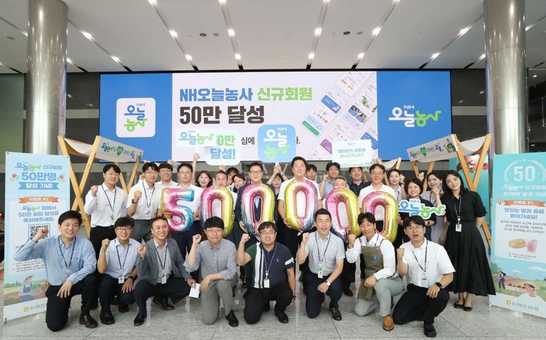 「NH오늘농사」 서비스 확대 개편 및 이용활성화에 따른 50만 회원달성을 기념하며 홍보기념품을 배부하고 있다. ⓒ타임즈