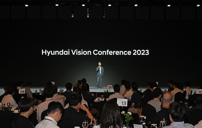 현대자동차, '2023 현대 비전 컨퍼런스' 개최<br>
현대차는 지난 7일부터 3일간 서울 삼성동 소재 그랜드 인터컨티넨탈 서울 파르나스, 현대차 남양연구소 등에서 해외 우수 대학 박사 과정 인재 80여명과 현대차 관련 부문 임직원 등 총 100여명이 참석한 가운데 '2023 현대 비전 컨퍼런스(Hyundai Vision Conference)'를 진행했다고 9일 밝혔다. ⓒ타임즈