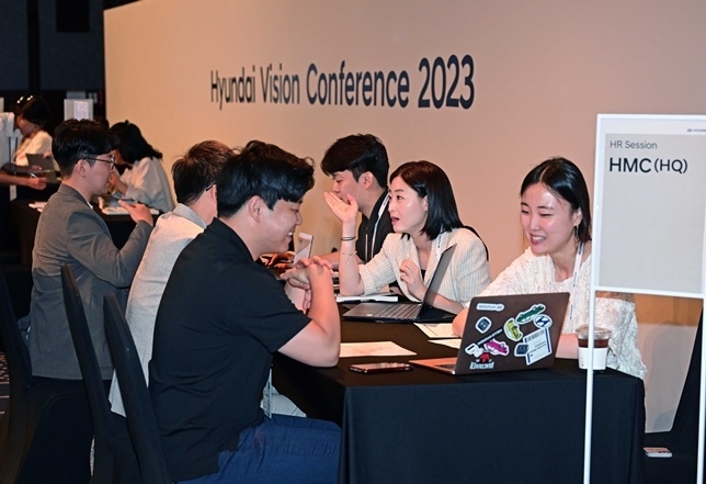 8일 진행된 현대 비전 컨퍼런스에서 현대차 채용 담당 직원들과 참가자들이 면담하는 모습. ⓒ타임즈