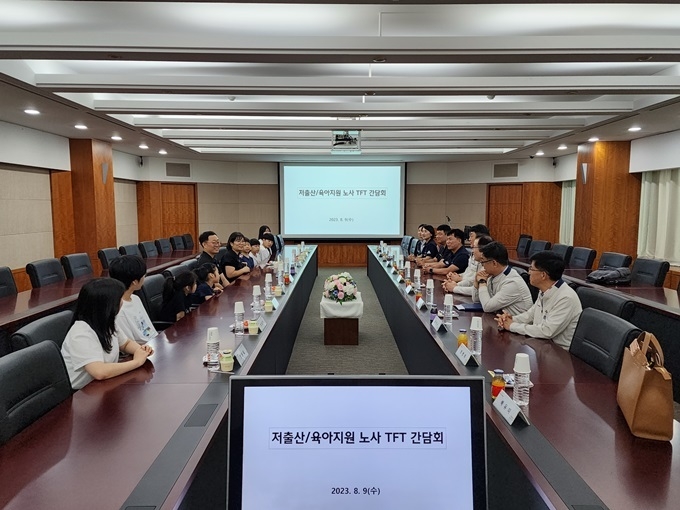 9일(수) 현대차 전주공장에서 '현대차 저출산/육아지원 노사 TFT 간담회'가 진행되고 있다. 왼편은 정기환 기술기사 가족, 오른편은 현대차 노사 관계자의 모습. ⓒ타임즈