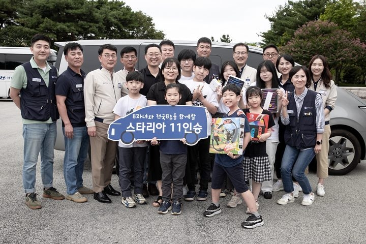 9일(수) 현대차 전주공장에서 진행된 '현대차 저출산/육아지원 노사 TFT 간담회' 이후 정기환 기술기사(윗줄 왼쪽에서 5번째) 가족에게 스타리아가 증정되는 모습. ⓒ타임즈