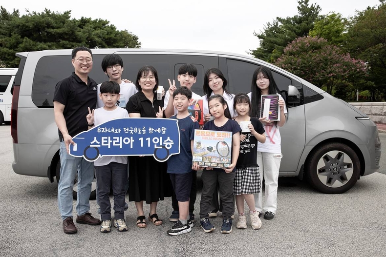 9일(수) 현대차 전주공장에서 진행된 '현대차 저출산/육아지원 노사 TFT 간담회' 이후 정기환 기술기사(윗줄 왼쪽 1번째) 가족이 증정 받은 스타리아와 기념촬영하고 있는 모습. ⓒ타임즈