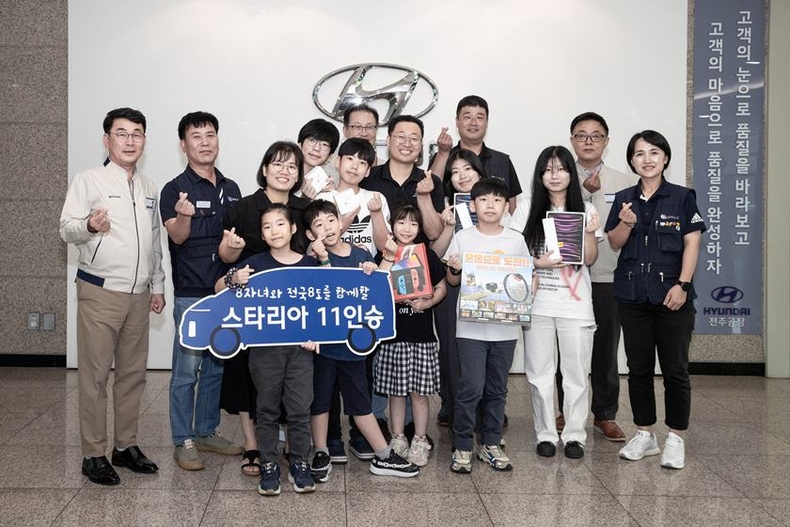 9일(수) 현대차 전주공장에서 진행된 '현대차 저출산/육아지원 노사 TFT 간담회' 이후 정기환 기술기사(가운데 윗줄) 가족과 현대차 노사 관계자들이 기념촬영하고 있는 모습. ⓒ타임즈