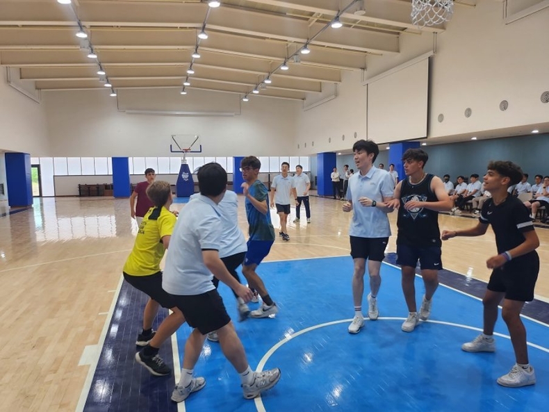 잼버리 스카우트 농구경기(사진2) ⓒ타임즈<br>
(사진2) 경기도 기흥에 위치한 신한은행 연수원 ‘블루캠퍼스’에서 스페인 잼버리 대원들과 신한은행 신입직원 연수생들이 농구 경기하는 모습