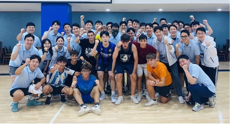 잼버리 스카우트 단체사진(사진1) ⓒ타임즈<br>
(사진1)경기도 기흥에 위치한 신한은행 연수원 ‘블루캠퍼스’에서 스페인 잼버리 대원들과 신한은행 신입직원 연수생들이 농구 경기 후 기념 촬영하는 모습