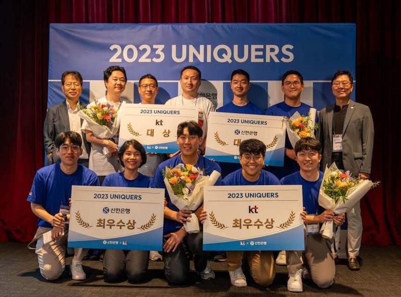 보도자료 사진(발송) ⓒ타임즈<br>
사진설명) 지난 11일 서울시 마포구 소재 라이즈 오토그래프 컬렉션에서 개최한 ‘2023 UNIQUERS DEMO-DAY’ 행사에서 대상 및 최우수상을 수상한 팀과 신한은행 디지털전략사업그룹장 임수한 부행장(뒷줄 오른쪽 첫번째), KT 융합기술원장 김이한 전무(뒷줄 왼쪽 첫번째)가 기념 사진 촬영하는 모습