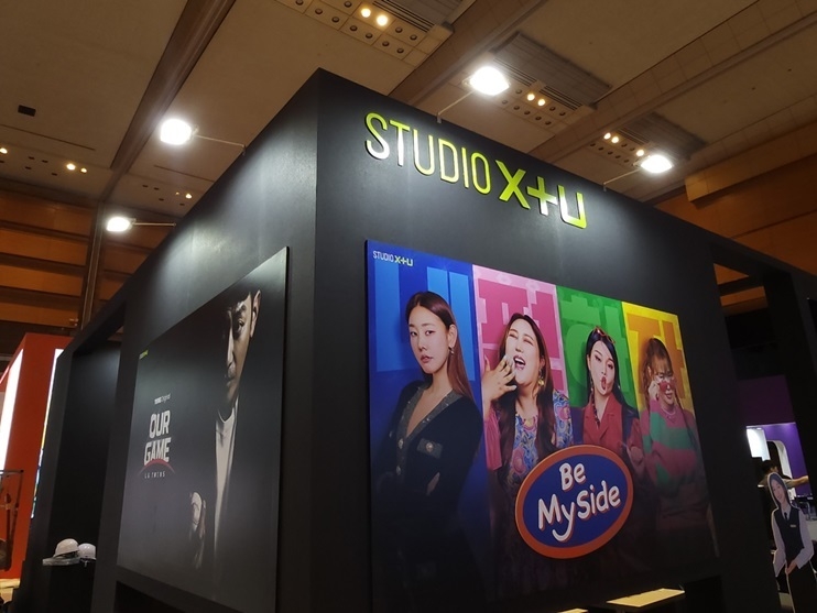 LG유플러스의 콘텐츠 전문 스튜디오 'STUDIO X+U’가 서울 삼성동 코엑스에서 열리는 아시아 최대 규모 콘텐츠 마켓인 '국제방송영상마켓 2023(이하 BCWW 2023)'에 최초로 참여한다고 16일 밝혔다. 사진은 BCWW 2023 행사장 내 마련된 STUDIO X+U 부스 전경. ⓒ타임즈 