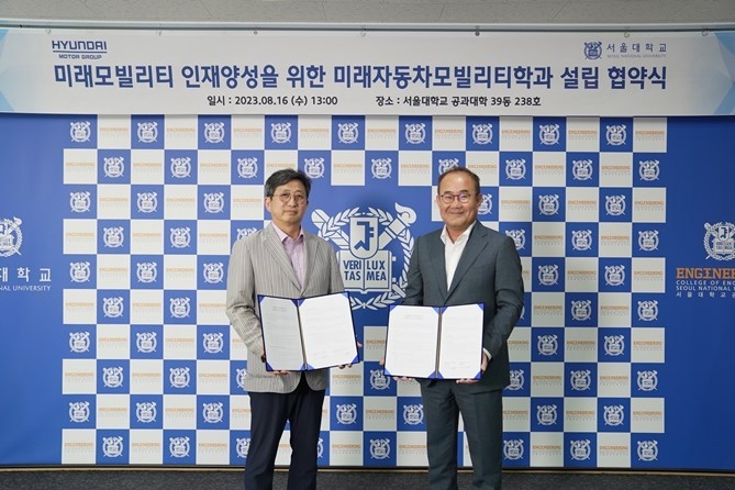 현대자동차가 서울대학교와 함께 전동화 제어 및 차량 소프트웨어 분야에서 미래 모빌리티 산업을 선도할 핵심 인재 양성을 위해 채용조건형 석사 과정의 계약학과를 설립한다. 16일 오후 서울대학교 공과대학(39동)에서 열린 현대차-서울대 계약학과 설립 협약식 모습. 사진 왼쪽부터 서울대 김성규 교육부총장, 현대차 김용화 사장. ⓒ타임즈 