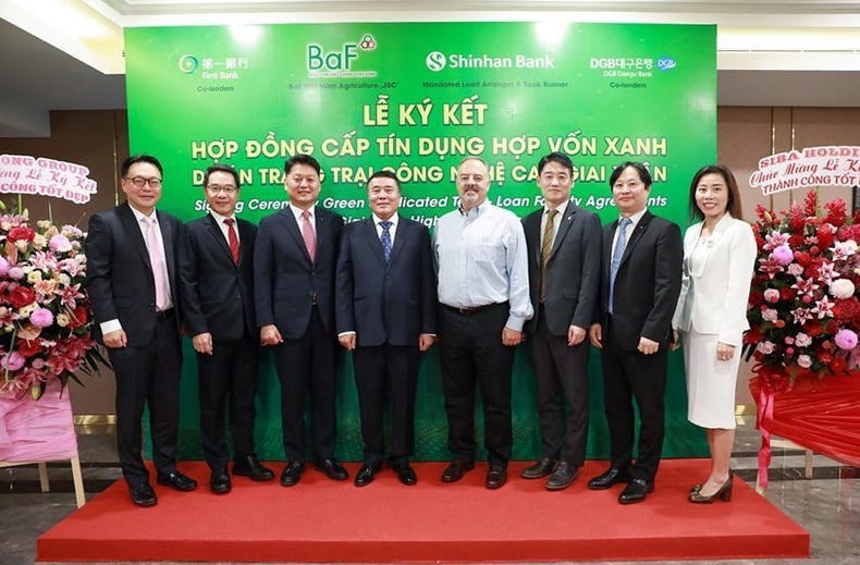 지난 15일 베트남 호치민 빈펄랜드마크81 호텔에서 진행된 ‘BaF 그린 신디케이션 약정식’에서 신한베트남은행 강규원 법인장(왼쪽에서 세번째), BaF Siba 회장(왼쪽에서 네번째), 국제금융공사(IFC) 베트남 Ivan 자문역(왼쪽에서 다섯번째), DGB대구은행 진영훈 호치민 지점장(왼쪽에서 7번째), 대만 First 뱅크 Chien 호치민 지점장(왼쪽에서 두번째)이 관계자들과 기념 촬영하는 모습 ⓒ타임즈
