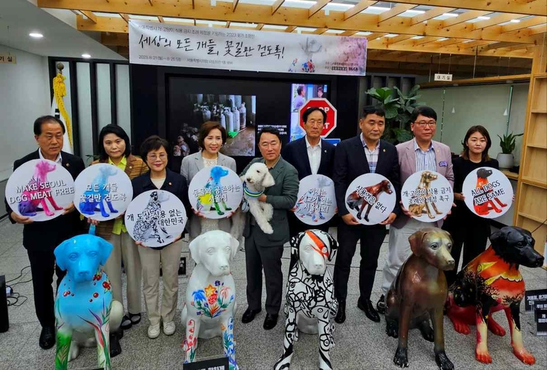 '2023 꽃개 조형전 : 세상의 모든 개들, 꽃길만 걷도록!'이 서울특별시의회 의원회관 1층 로비에서 개최했다(1) ⓒ타임즈