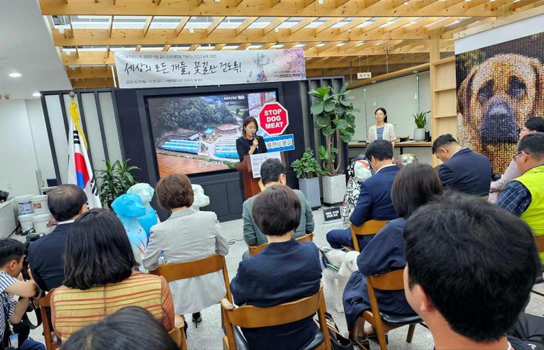 '2023 꽃개 조형전 : 세상의 모든 개들, 꽃길만 걷도록!'이 서울특별시의회 의원회관 1층 로비에서 개최했다(7) ⓒ타임즈