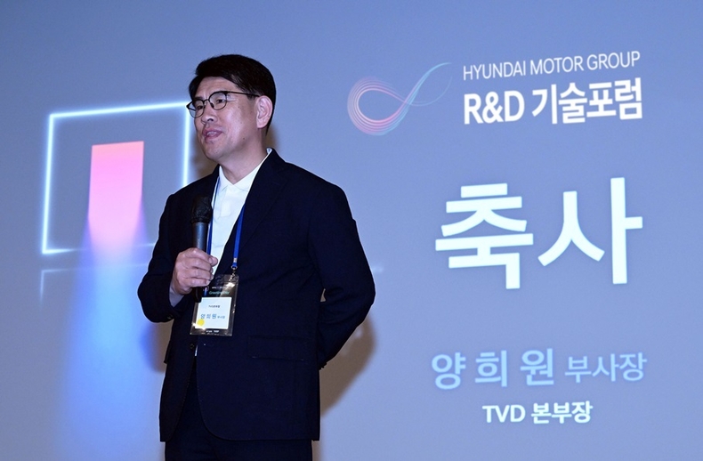 현대차·기아는 22일(화) 경기도 화성시 소재 롤링힐스 호텔에서 연구소 관계자들이 참석한 가운데 미래 전략 기술 연구 성과와 미래 방향성을 공유하기 위한 ‘2023 R&D 기술 포럼’ 개막식 행사를 가졌다. ‘2023 R&D 기술 포럼’ 개막식 행사에서 현대차·기아 TVD본부장 양희원 부사장이 축사하는 모습 ⓒ타임즈 