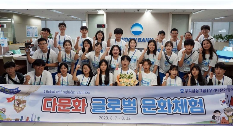 다문화가정 청소년이 세계를 경험할 수 있도록 우리가 함께 합니다_1 ⓒ타임즈<br>
■사진설명1 : 우리금융그룹 우리다문화장학재단은 지난 8월 7일부터 8월 12일까지 베트남 역사, 문화탐방 및 문화교류 봉사활동 등을 진행하는 '2023년 다문화자녀 글로벌 문화체험'을 실시했다. 베트남우리은행을 방문한 체험단 30명이 기념촬영을 하고있다.