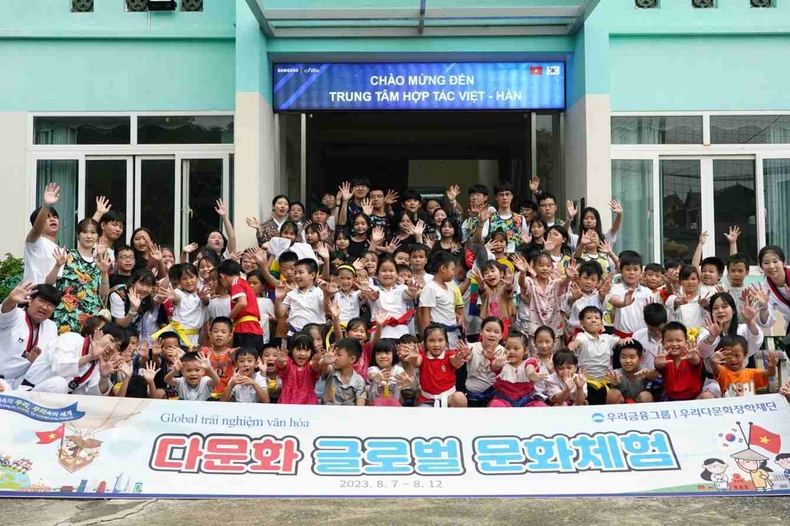 다문화가정 청소년이 세계를 경험할 수 있도록 우리가 함께 합니다_2 ⓒ타임즈<br>
■사진설명2 : 우리금융그룹 우리다문화장학재단은 지난 8월 7일부터 8월 12일까지 베트남을 방문해 '2023년 다문화자녀 글로벌 문화체험'을 실시했다. 박닌희망학교에서 문화교류 및 교육 봉사활동을 마친 체험단 30명과 현지 학생 100여명이 기념촬영을 하고있다. 