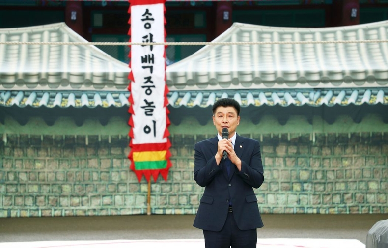 송파구의회(의장 박경래)는 송파구 서울놀이마당에서 열린 ‘송파백중놀이 제31회 정기공연’에 참석했다.(1) ⓒ타임즈 