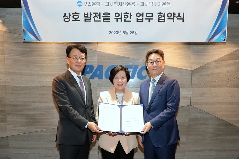 우리은행(은행장 조병규)은 지난 28일 퍼시픽자산운용·투자운용과 업무협약을 체결했다. 협약식 이후 우리은행 자산관리그룹 송현주 그룹장(가운데)과 퍼시픽투자운용 박종필 대표(왼쪽), 퍼시픽자산운용 홍창민 대표(오른쪽)가 기념사진을 촬영하고 있다. ⓒ타임즈 