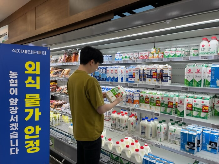 소비자 물가 안정 및 우유 소비량 증대를 위해 오는 10월부터 전국 하나로마트 매장의 흰우유 대표 품목(900~1000㎖/1팩 기준)을 2,980원 이하로 판매할 예정 ⓒ타임즈 