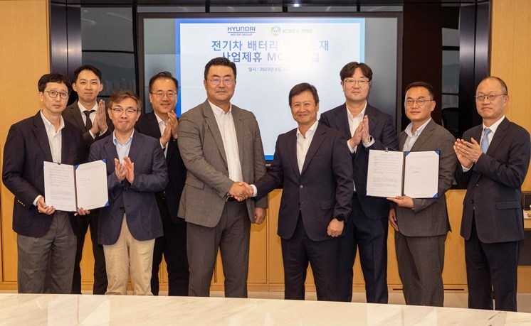  30일 김흥수 현대차그룹 GSO(Global Strategy Office) 담당 부사장(사진 왼쪽 다섯번째)이 박기덕 고려아연 사장(사진 왼쪽 여섯번째)과 전기차 배터리 핵심소재 사업 제휴 업무협약(MOU)을 체결한 뒤 악수를 하고 있다. ⓒ타임즈 