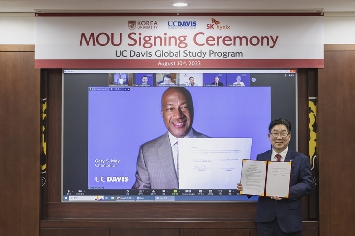 Gary S. May 미국 UC Davis 총장(왼쪽)과 김동원 고려대 총장(오른쪽)이 협약식에서 기념촬영을 하고 있다. ⓒ타임즈