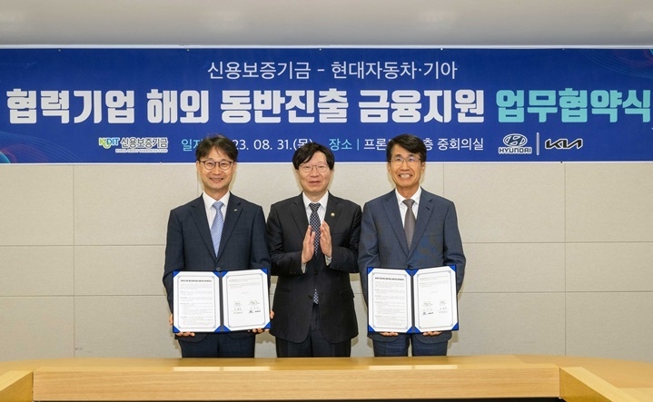 현대차그룹, 신용보증기금과 손잡고 해외 동반진출 협력사 금융지원 나선다<br>
현대자동차그룹은 31일(목) 서울시 마포구에 위치한 프론트원(신용보증기금 옛 사옥)에서 신용보증기금과 ‘현대차그룹 해외 동반진출 금융지원 업무협약’을 체결하고, 현대차·기아 협력사의 신용보증 지원 확대를 위한 다각적인 협력에 나서기로 했다.<br>
(사진 왼쪽부터)신용보증기금 심현구 전무이사, 금융위원회 김소영 부위원장, 현대차그룹 김동욱 부사장이 ‘현대차그룹 해외 동반진출 금융지원 업무협약’ 체결식에 참석해 기념 촬영을 하고 있다. ⓒ타임즈 