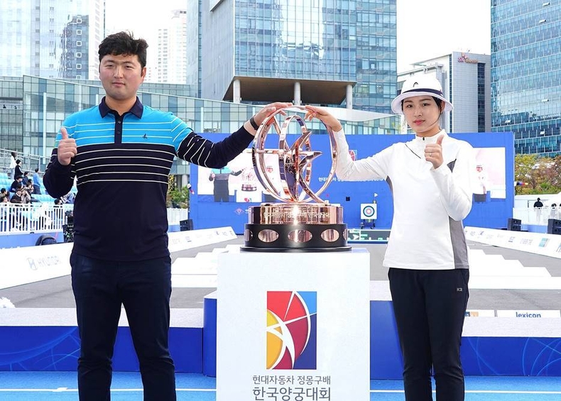 현대자동차그룹, 국내 최고 권위 양궁대회 후원<br>
현대차그룹은 대한양궁협회 주관으로 8월 31일부터 9월 3일까지 용산 전쟁기념관 및 목동 종합운동장에서 개최되는 『현대자동차 정몽구배 한국양궁대회 2023』을 공식 후원한다. 지난 2019년 열린 『현대자동차 정몽구배 한국양궁대회 2019』 우승자 김우진 선수(좌), 김나리 선수(우)가 트로피와 함께 기념 사진을 촬영하고 있다. ⓒ타임즈 