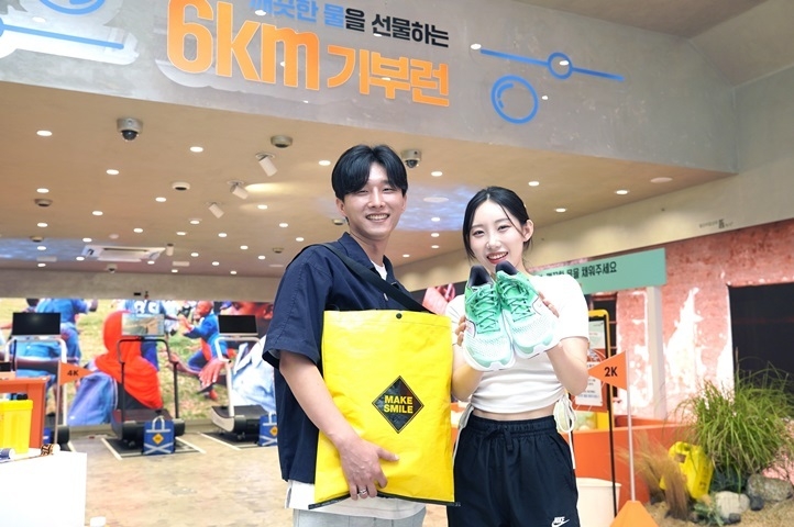 LG유플러스는 국제구호개발 NGO 월드비전과 함께 강남역 MZ 복합문화공간 일상비일상의틈byU<sup>+</sup>에서 아프리카 아이들에게 깨끗한 물을 선물하는 ‘런 포 워터(Run for Water)’ 팝업스토어를 운영한다고 1일 밝혔다. 사진은 일상비일상의틈byU<sup>+ </sup>직원들이 런 포 워터 팝업스토어의 스탬프 랠리를 체험하고 있는 모습. <strong>ⓒ타임즈</strong>