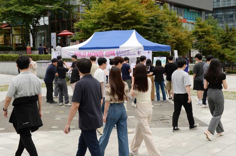 여성가족과-성남시, 미혼남녀 만남 ‘솔로몬의 선택’ 판교거리서 홍보활동 펼쳐 (2) ⓒ타임즈