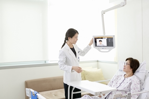 의료진과 환자는 대면으로, 보호자는 비대면으로 상담을 참여하고 있다 2 ⓒ타임즈