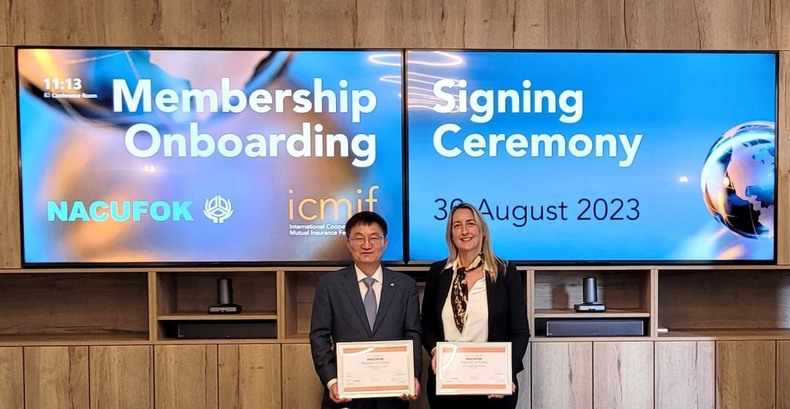사진 1. 신협중앙회-ICMIF 업무 협약식에서 (좌측부터)송재근 신협중앙회 신용공제사업 대표이사, Vanessa Smith ICMIF 총괄이사가 함께 기념사진을 촬영하고 있다. ⓒ타임즈