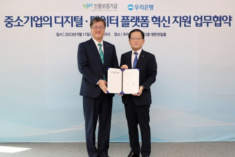 우리은행, 공급망금융 플랫폼 원비즈플라자 에 신보 기업분석시스템 연계 ⓒ타임즈<br>
■사진설명 : 우리은행(은행장 조병규)은 11일 우리은행 본점에서 신용보증기금과 ‘중소기업의 디지털ㆍ데이터 플랫폼 혁신 지원을 위한 업무협약’을 체결했다. 조병규 우리은행장(오른쪽)이 최원목 신용보증기금 이사장과 기념촬영을 하고 있다.