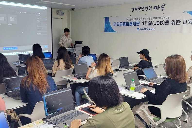 우리금융미래재단 '내 일(JOB)을 위한 교육' 사업 참여자들이 모여 영상편집 전문가 과정을 수강하고 있다. ⓒ타임즈 