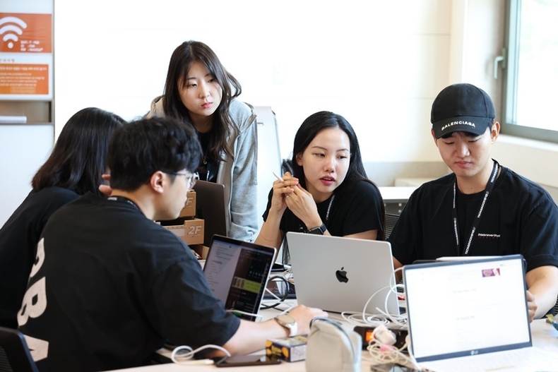 SK텔레콤은 경기도 이천 SK텔레콤 인재개발원에서 개최한 대학생 대상 1박 2일 일정의 AI기술 기반 ‘TECH4GOOD 해커톤’을 성공적으로 마쳤다고 14일 밝혔다.<br>
해커톤 현장에서 대학생들이 멘토와 함께 아이디어 회의를 하고 있다. 1 ⓒ타임즈
