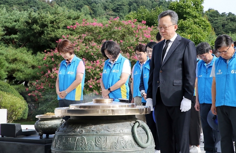 서울시 동작구 소재 국립서울현충원에서 신한은행 정상혁 은행장이 임직원들과 호국영령들의 충의와 위훈을 기리며 현충탑 앞에서 묵념하는 모습 ⓒ타임즈 