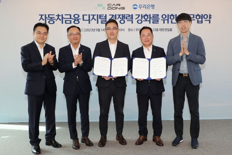 자동차플랫폼 카동에서 우리드림카대출 신청하면 금리우대 받는다 ⓒ타임즈<br>
■사진설명 : 우리은행(은행장 조병규)은 14일 우리은행 본점에서 주식회사 카동과 업무협약을 체결했다. 우리은행 이석태 국내영업부문장(오른쪽 두번째), 카동 이강응 대표이사(가운데), 카동 양종선 대표이사(오른쪽 첫번째)가 관계자들과 기념촬영을 하고 있다.