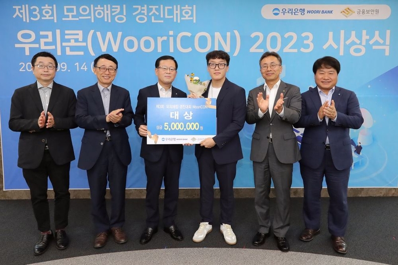 우리은행, 모의해킹 경진대회 우수 화이트해커 다섯팀 시상식 가져 ⓒ타임즈<br>
■사진설명 : 우리은행(은행장 조병규)은 지난 14일 서울 중구 소재 우리은행 본점에서 제3회 모의해킹 경진대회 '우리콘(WooriCON) 시상식을 개최했다. 조병규 우리은행장(왼쪽 세번째), 김철웅 금융보안원장(오른쪽 두번째), 김백수 우리은행 정보보호그룹 부행장(오른쪽 첫번째), 박춘식 아주대학교 교수(왼쪽 두번째), 고려대 김휘강 교수(왼쪽 첫번째)가 대상 수상자와 기념촬영을 하고 있다.