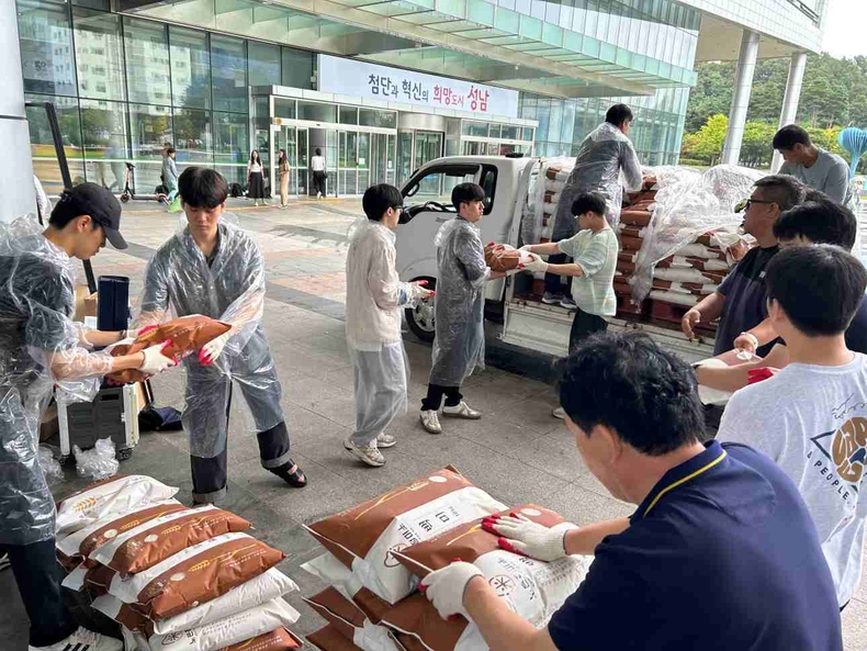위생정책과-㈔우리식품제조협업인협회 주최로 9월 15일 성남시청 광장에서 열린 ‘사랑의 식품 나누기 행사’ ⓒ타임즈