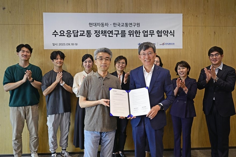 (앞줄 왼쪽부터) 현대차 SDV본부장 송창현 사장, 한국교통연구원 오재학 원장이 기념 촬영을 하고 있는 모습 ⓒ타임즈