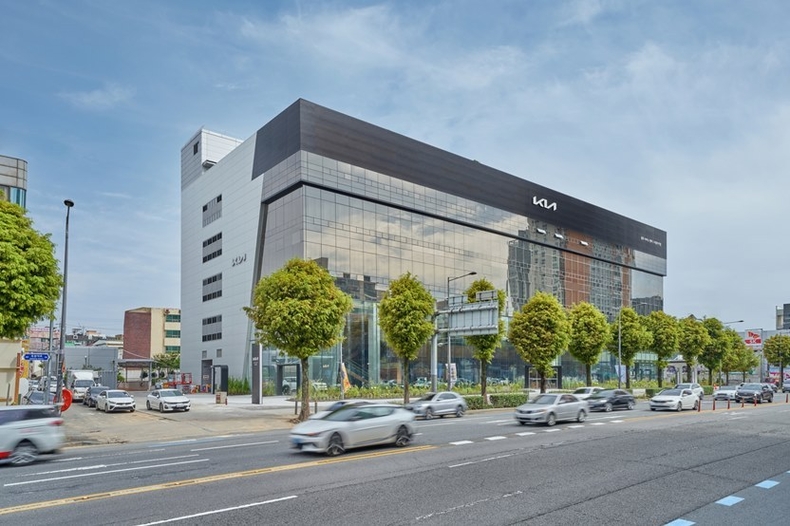 기아의 모든 것을 한 자리에서 경험할 수 있는 특별한 공간이 광주에 문을 연다. 기아는 차량 관람부터 시승, 구매, 정비 서비스, 브랜드 체험까지 동시에 가능한 원스톱(One-Stop) 복합 거점 ‘기아 광주 플래그십 스토어’(광주광역시 서구 죽봉대로 36)를 20일(수) 공식 개관했다. ‘기아 광주 플래그십 스토어’ 외부 전경 ⓒ타임즈 