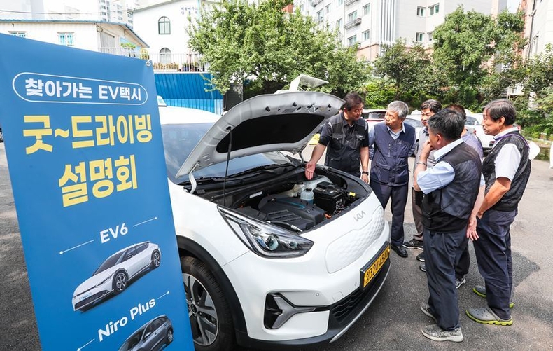 기아, 전기차 택시 고객 대상 안전 교육 프로그램 ‘찾아가는 EV 택시 굿 드라이빙’ 개최<br>
기아가 전기차 택시 고객을 위한 맞춤형 안전 교육 프로그램 ‘찾아가는 EV 택시 굿 드라이빙’을 운영한다고 20일(수) 밝혔다. ⓒ타임즈 