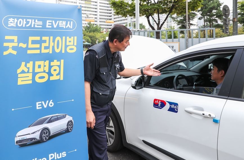 지난 9월 19일 서울 개인택시 남서지부 소속 택시 운전자들이 기아의 전기차 택시 고객 대상 안전 교육 프로그램 ‘찾아가는 EV 택시 굿 드라이빙’에 참여하고 있는 모습 ⓒ타임즈 