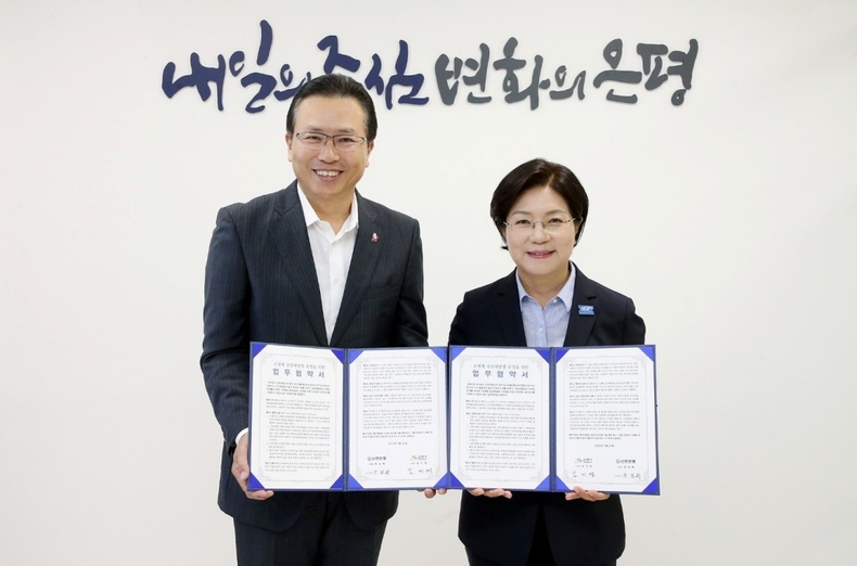 보도자료 이미지2) 은평구청과 땡겨요 공공배달앱 업무협약 체결 ⓒ타임즈<br>
사진설명2) 지난 20일 서울시 은평구 은평구청에서 진행된 '은평구·신한은행 공공배달앱 업무협약식’에서 신한은행 전필환 오픈이노베이션 그룹 부행장(왼쪽)과 김미경 은평구청장이 협약식 이후 기념촬영하는 모습