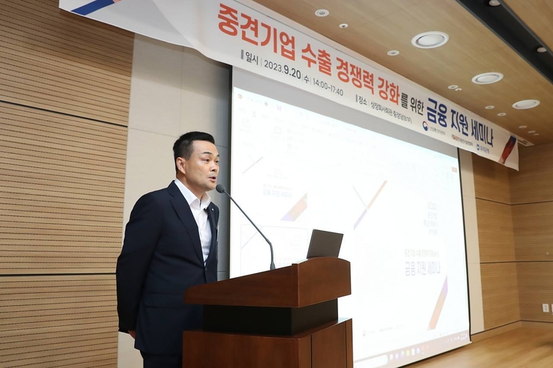 우리은행, 산업부·중견련과 ‘중견기업 수출 경쟁력 강화’ 세미나 개최_1 ⓒ타임즈<br>
■ 사진설명1 : 지난 20일 마포구 상장회사회관에서 진행된 ‘중견기업 수출 경쟁력 강화 금융지원 세미나’에서 우리은행 강신국 기업투자금융부문장이 개회사를 하고 있다.
