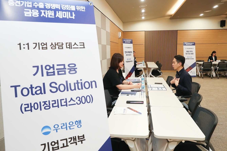 우리은행, 산업부·중견련과 ‘중견기업 수출 경쟁력 강화’ 세미나 개최_2 ⓒ타임즈<br>
■ 사진설명2 : ‘중견기업 수출 경쟁력 강화 금융지원 세미나’에서 우리은행 직원이 참가업체 직원을 대상으로 1:1 맞춤형 기업 컨설팅을 진행하고 있다.