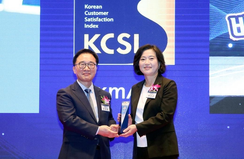 신한은행, 한국산업의 고객만족도 10년 연속 1위 이미지(발송) ⓒ타임즈<br>
사진설명 : 서울시 중구에 위치한 신라호텔에서 진행된 2023 한국산업의 고객만족도(KCSI) 수상식에서 신한은행 박현주 소비자보호그룹 부행장(오른쪽), 한국능률협회 한수희 대표이사 사장이 기념촬영하는 모습